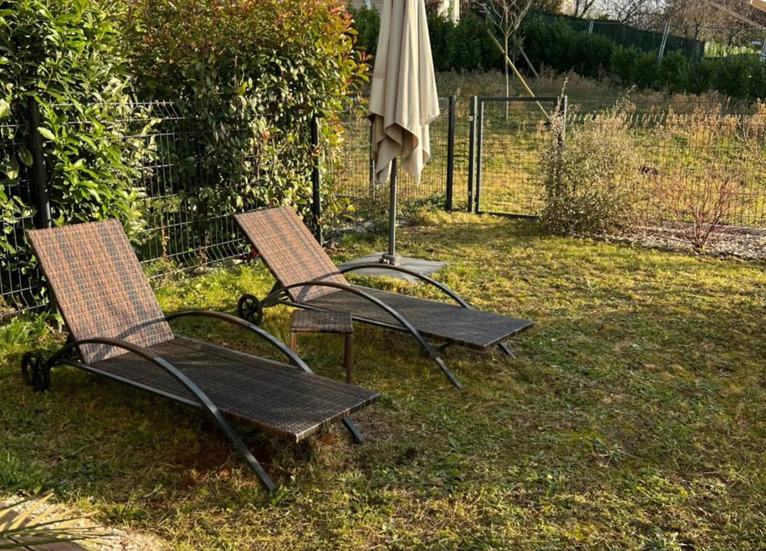 Warm Apartment + Private Free Park. contacts